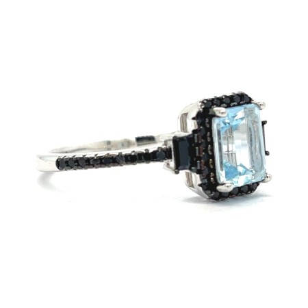 niebieski topaz czarny spinel, kontrastowa biżuteria, pierścionek z ciemnym kamieniem, biżuteria w odcieniach mrozu i węgla, luksusowe srebro