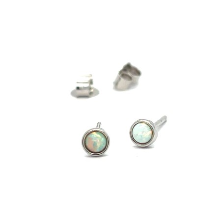 małe kolczyki z niebieskim opalem, kolczyk z białym opalem sztyft, biżuteria z mieniącym się oczkiem, delikatny kolczyk z kamieniem naturalnym, błękitny opal w srebrze