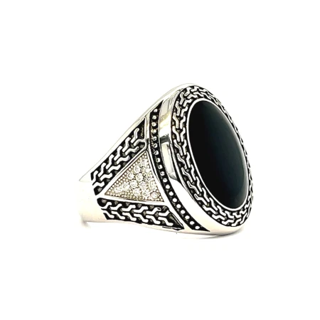 sygnet z szerokimi bokami sygnet męski sklep Shoper, biżuteria z emalią i cyrkoniami, sygnet rodowany 925 design, srebrna biżuteria z geometrycznym wzorem, sygnet z jodełką i trójkątem, biżuteria na specjalne okazje dla niego, sygnet 925 rod