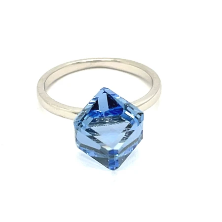 pierścionek z kryształem swarovskiego, srebrny pierścionek błękitna kostka, biżuteria swarovski 12x12mm, pierścionek z jasnoniebieskim kryształem, srebro rodowane 925 pierścionek, błękitna kostka swarovski srebro, biżuteria w kolorze nieba