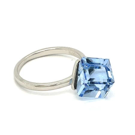pierścionek statement jasnoniebieski, nowoczesna biżuteria z kryształami, pierścionek kostka 12mm, biżuteria srebrna rodowana swarovski, błękitny pierścionek na prezent, elegancki pierścionek z dużym oczkiem, jasnoniebieska biżuteria premium