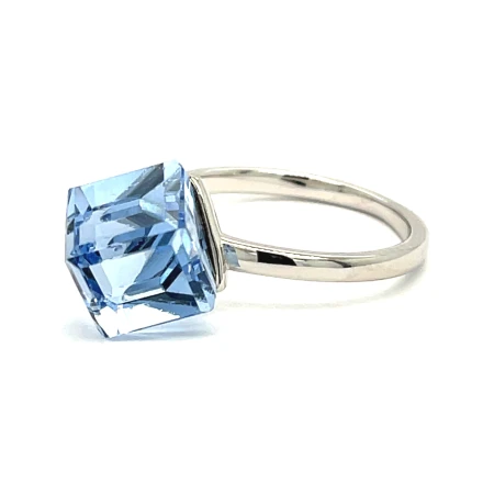 biżuteria premium swarovski sklep online, pierścionek z geometrycznym kryształem, srebro 925 z błękitnym kamieniem, pierścionek jasny błękit, luksusowy pierścionek swarovski, biżuteria rodowana błękitna, kryształy swarovskiego błękit
