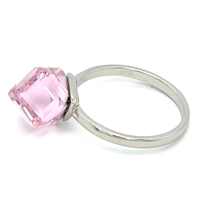 biżuteria premium swarovski sklep, pierścionek z geometrycznym kryształem, srebro 925 z różowym kamieniem, pierścionek cukierkowy róż, luksusowy pierścionek swarovski, biżuteria rodowana różowa