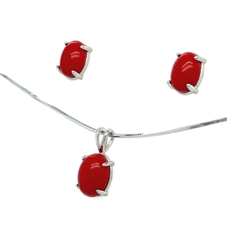 komplet biżuterii z owalnym koralem, elegancki set biżuterii srebrnej, kolczyki z koralem na sztyfcie, zawieszka koral z krawatką, biżuteria klasyczna czerwień, zestaw srebrny rodowany
