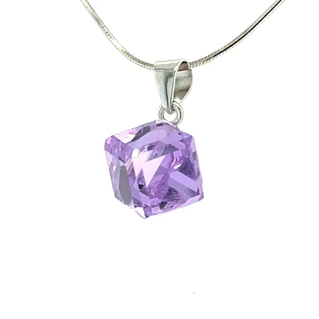 zawieszka kostka swarovski, srebrna zawieszka rodowana, wisiorek z lilowym krysztalem, luksusowa bizuteria geometryczna, modna zawieszka srebro 925