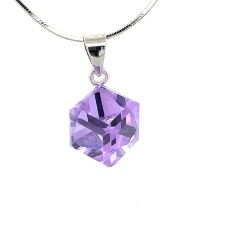 minimalistyczna zawieszka z krysztalem, fioletowa kostka swarovski, ekskluzywny wisiorek damski, bizuteria rodowana kostka, nowoczesne zawieszki srebrne