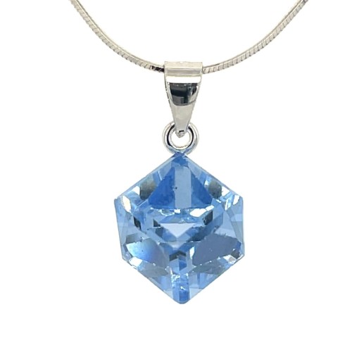 Przejdź do produktu Srebrna Rodowana Zawieszka Z Kostką Kryształu Swarovski W Kolorze Błękitnym