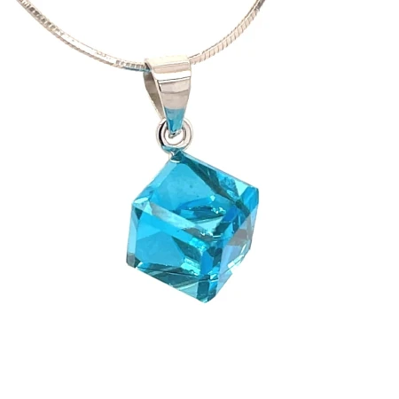 zawieszka kostka swarovski, srebrna zawieszka rodowana, wisiorek z cyjanowym krysztalem, luksusowa bizuteria geometryczna, modna zawieszka srebro 925