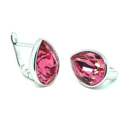 Srebrne kolczyki próby 925 z dużymi, różowymi kryształami Swarovski w kształcie miękkich trójkątów; fasetowana powierzchnia kryształów efektownie odbija światło.
