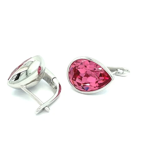 Srebrne kolczyki próby 925 z dużymi, różowymi kryształami Swarovski w kształcie miękkich trójkątów; fasetowana powierzchnia kryształów efektownie odbija światło.
