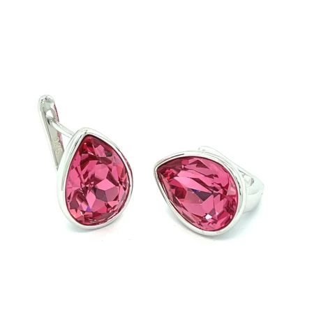 Srebrne kolczyki próby 925 z dużymi, różowymi kryształami Swarovski w kształcie miękkich trójkątów; fasetowana powierzchnia kryształów efektownie odbija światło.
