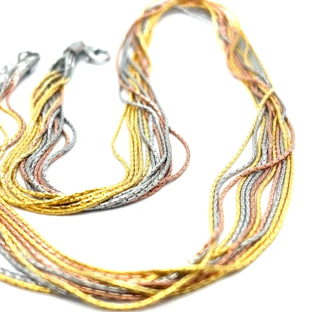 Trójkolorowy naszyjnik ze srebra 925 z 12 smukłych łańcuszków, wykończeniem rodowanym i złoconym oraz regulowaną długością 41 + 5 cm.