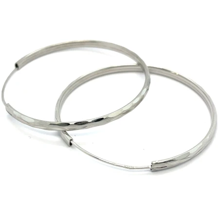 Srebrne rodowane kolczyki koła 925 z diamentowaną powierzchnią, średnicą 47 mm, szerokością 3 mm i smukłym profilem.