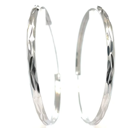 Srebrne rodowane kolczyki koła 925 z diamentowaną powierzchnią, średnicą 47 mm, szerokością 3 mm i smukłym profilem.