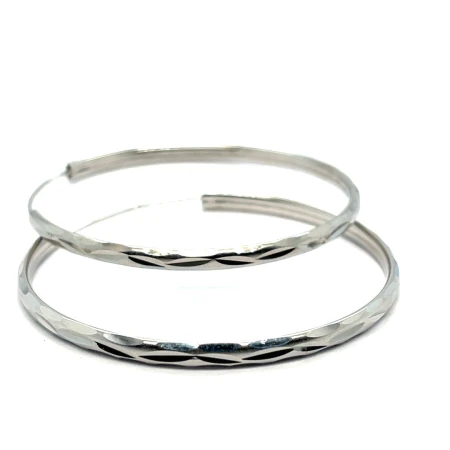 Srebrne rodowane kolczyki koła 925 z diamentowaną powierzchnią, średnicą 47 mm, szerokością 3 mm i smukłym profilem.