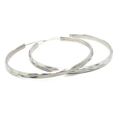 Srebrne rodowane kolczyki koła 925 z diamentowaną powierzchnią, średnicą 47 mm, szerokością 3 mm i smukłym profilem.