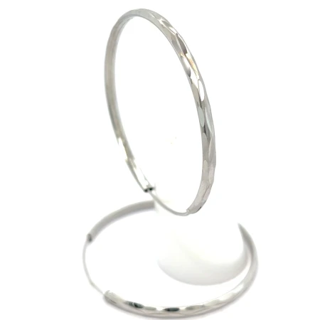 Srebrne rodowane kolczyki koła 925 z diamentowaną powierzchnią, średnicą 47 mm, szerokością 3 mm i smukłym profilem.