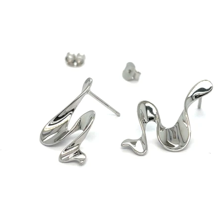 Srebrne kolczyki fale próby 925 o wymiarach 14 × 23 mm, dostępne w wariancie rodowanym o srebrzystym odcieniu oraz złoconym o ciepłej barwie.