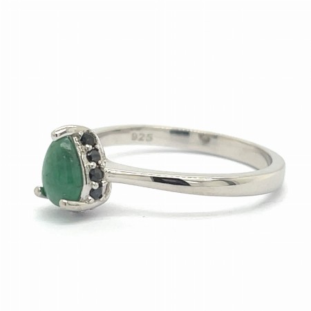 pierścionek z czarnym spinelem, biżuteria ze spinelem i szmaragdem, kontrastowa biżuteria srebrna 925, spinel czarny właściwości biżuteria, pierścionek z czarnymi kamieniami