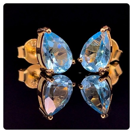 kolczyki z topazem swiss blue, biżuteria pozłacana z kamieniami, kolczyki krople sztyfty, biżuteria z topazem na specjalne okazje, kolczyki małe łezki pozłacane, topaz naturalny biżuteria