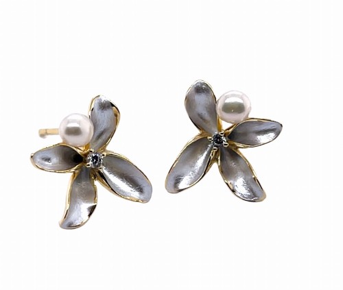Przejdź do produktu Kolczyki Sztyfty Kwiat Czteropłatkowy Emalia Perła Naturalna Srebro Złocone Rodowane 925