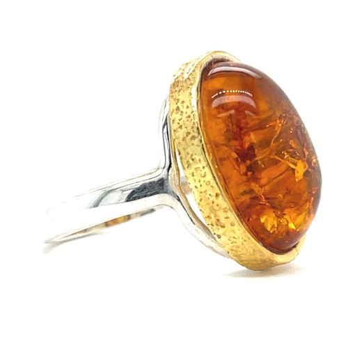 Przejdź do produktu Pierścionek z dużym naturalnym bursztynem ze srebra w dwóch kolorach