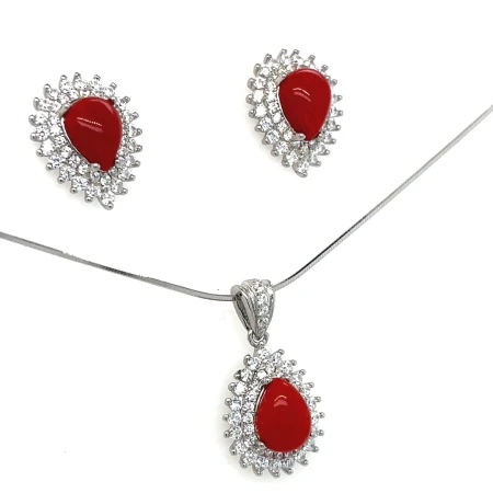 komplet biżuterii kształt łezka, kolczyki sztyfty łezki, zawieszka łezka z koralem, design biżuterii typu halo podwójna otoczka, zestaw biżuterii glamour, klasyczna elegancja biżuterii