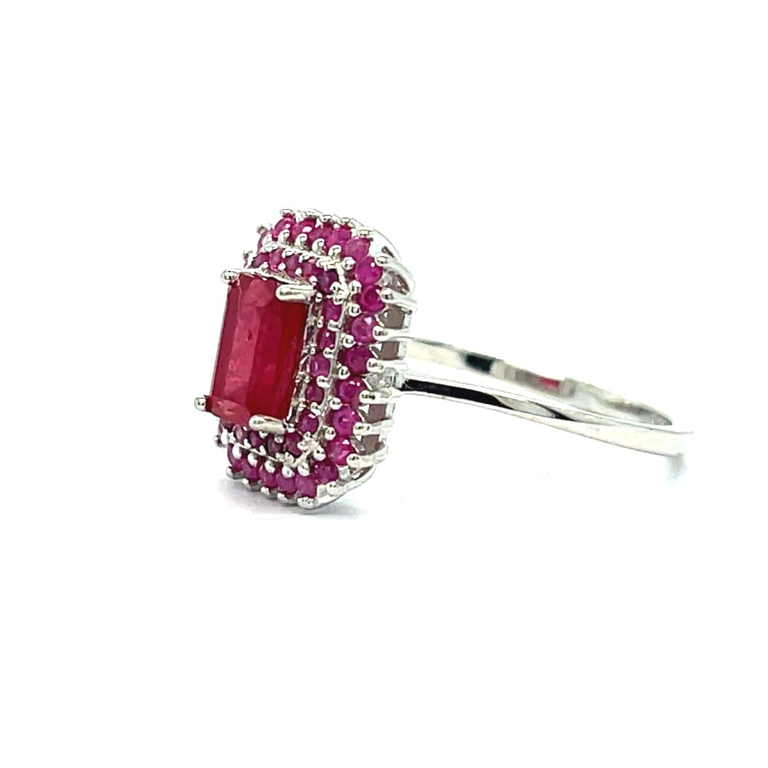 luksusowy pierścionek srebrny, biżuteria z naturalnym rubinem, wytworny pierścionek z kamieniem, srebro rodowane premium, pierścionek z czerwonym rubinem