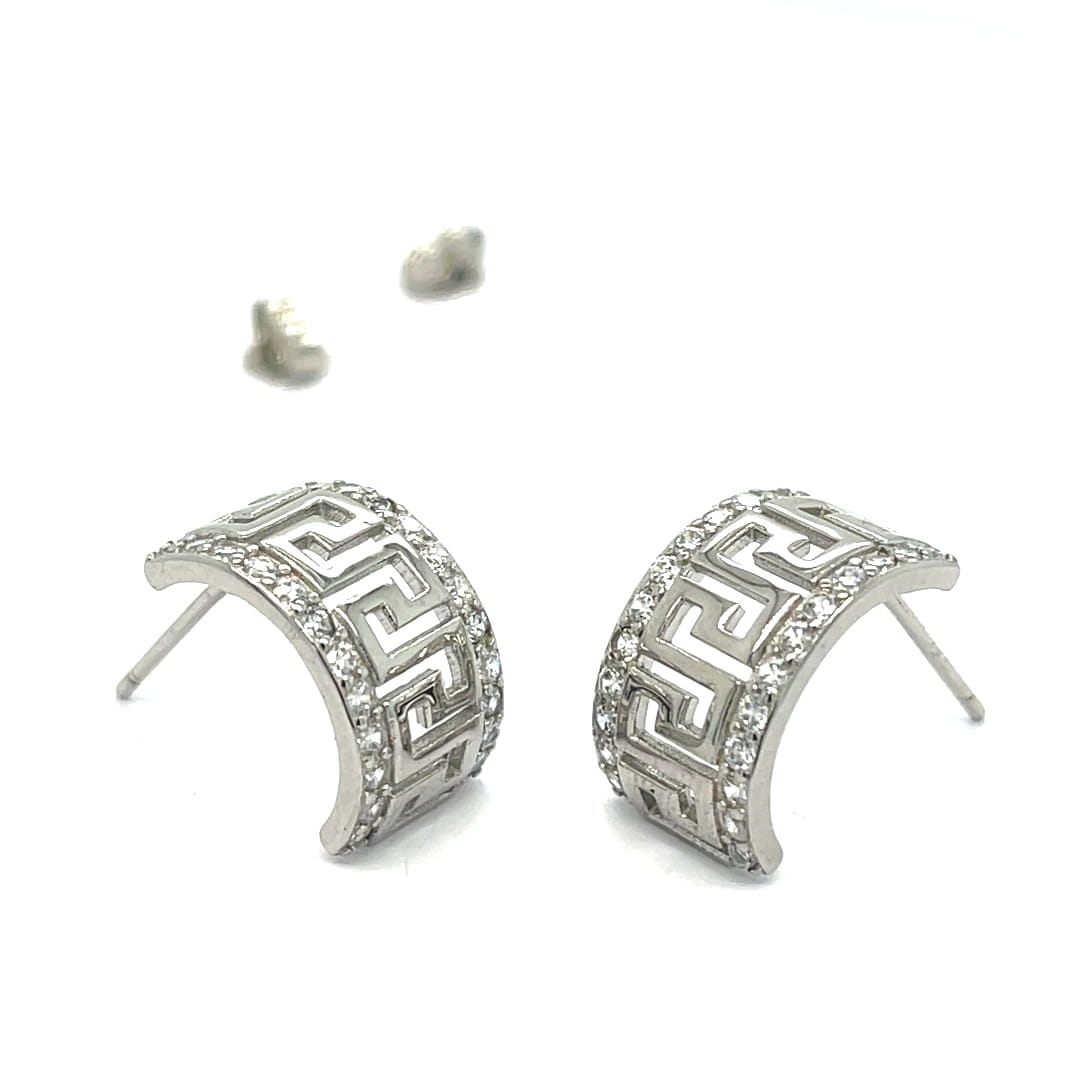 Srebrne kolczyki sztyfty, ażurowe z motywem meandra z cyrkoniami, półkola