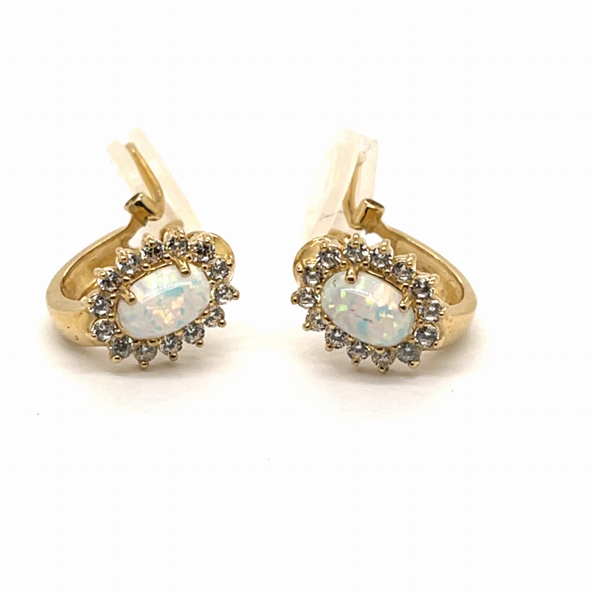 biżuteria w stylu glamour z opalem, luksusowe klipsy do sukni wieczorowej, modne złote klipsy 2026, biżuteria z opalescencją złoto, klasyczna elegancja klipsy z kamieniem, biżuteria podkreślająca prestiż