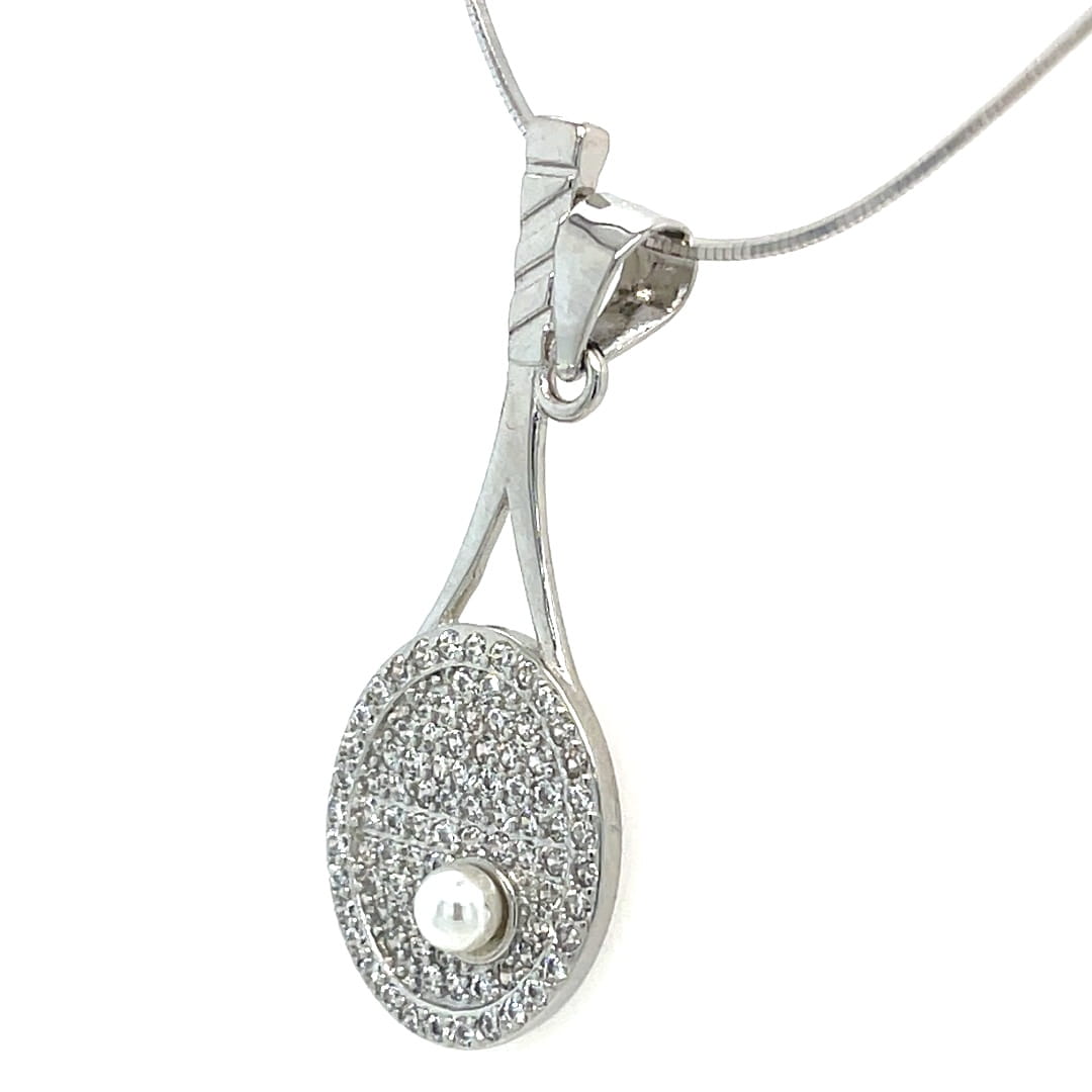 biżuteria z motywem tenisa ziemnego srebro, srebrna zawieszka rakieta z perłą, unikalny wisiorek dla sportowca, biżuteria z rakietą na prezent, minimalistyczna zawieszka rakieta srebro, sklep online z biżuterią premium,