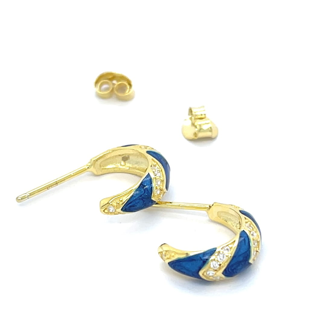 nowoczesna biżuteria emaliowana, modne kolczyki 2026, biżuteria w stylu vintage gold, kolczyki z emalią i kamieniami, eleganckie półkola złote