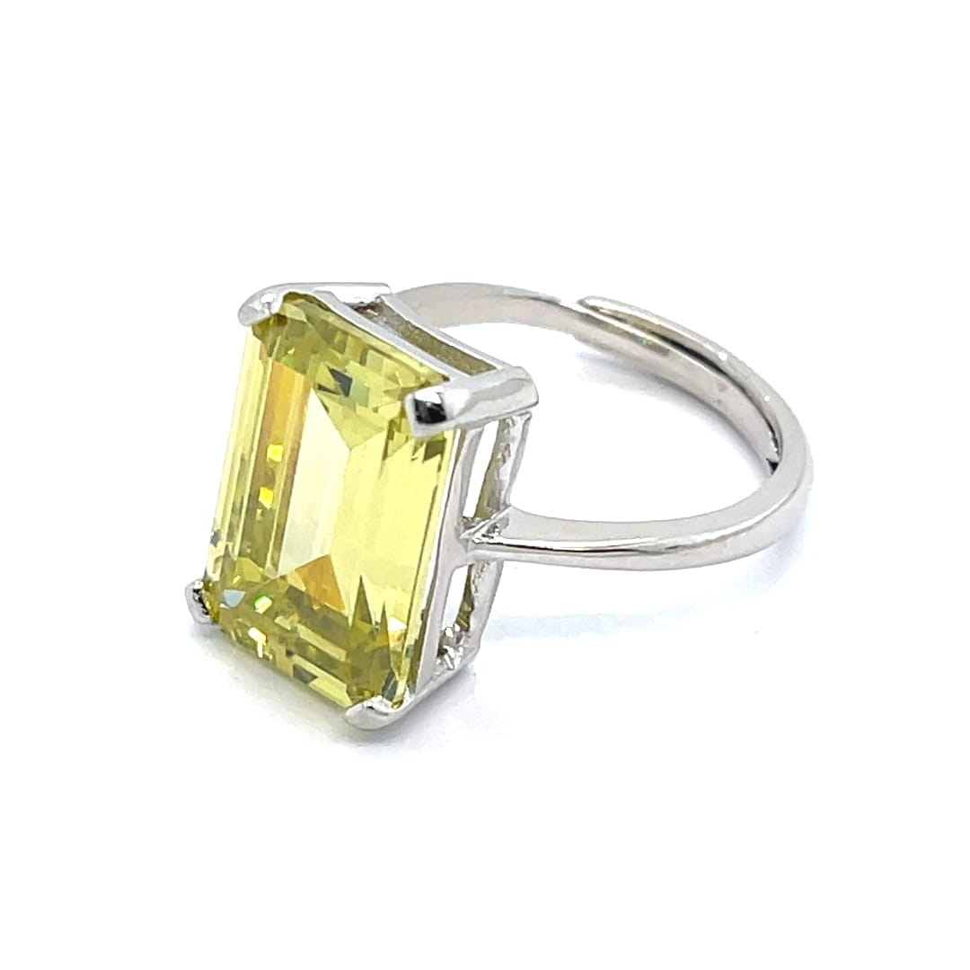 pierścionek nowoczesny prostokątny, biżuteria z oliwinem trendy, modny pierścionek srebrny 2026, elegancka biżuteria rodowana, biżuteria z zielonym oczkiem