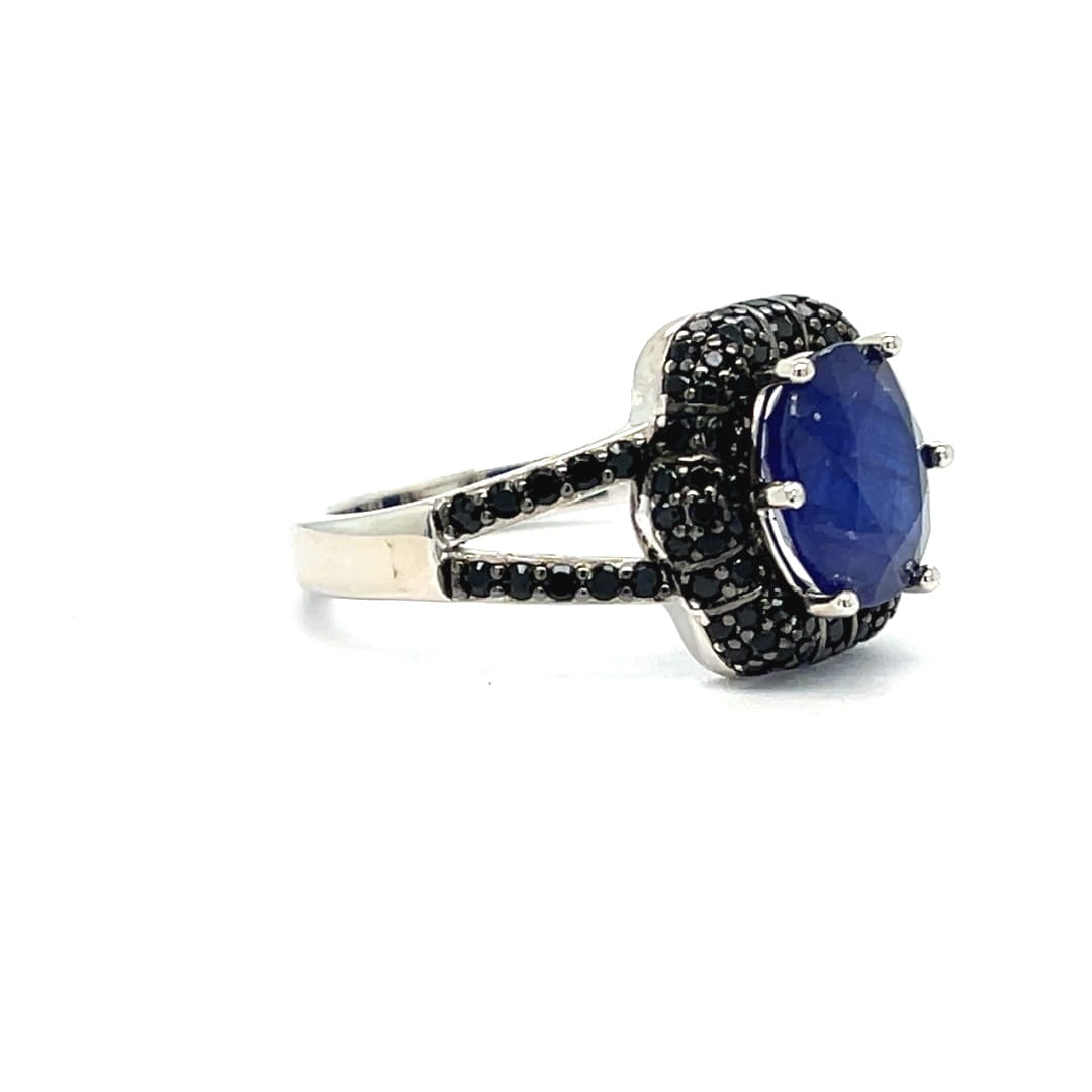 pierścionek z dużym szafirem owalnym, biżuteria z czarnym spinelem, połączenie szafiru i spineli, pierścionek z naturalnymi kamieniami szlachetnymi