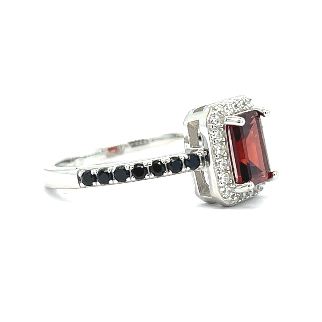 pierścionek z białymi cyrkoniami, cyrkonie halo w srebrze, biżuteria z cyrkoniami 925, pierścionek ze ściętą oprawą, lśniące cyrkonie w pierścionku, białe cyrkonie i granat