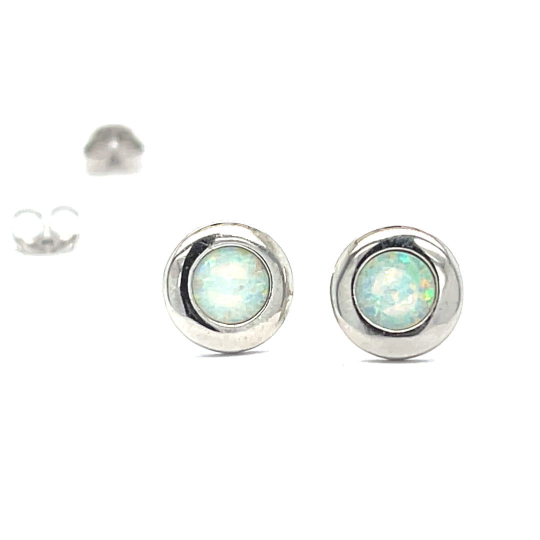 biżuteria z białym oczkiem, kolczyki z mlecznym kamieniem, opal biały właściwości, kolczyki mieniące się na perłowo, biżuteria z jasnym kamieniem szlachetny