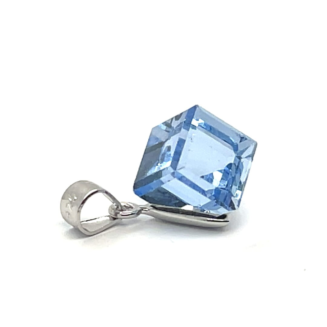 wisiorek kostka swarovskiego, niebieska zawieszka do lancuszka, rodowane srebro pr 925, bizuteria z krysztalami swarovski, wisiorki premium shoper