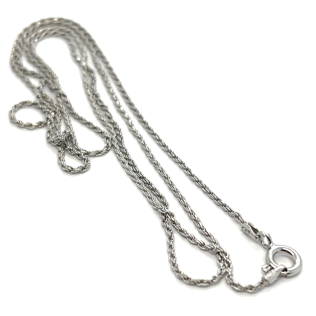 Srebrny rodowany łańcuszek próby 925 o szerokości 1 mm i długości 55 cm.