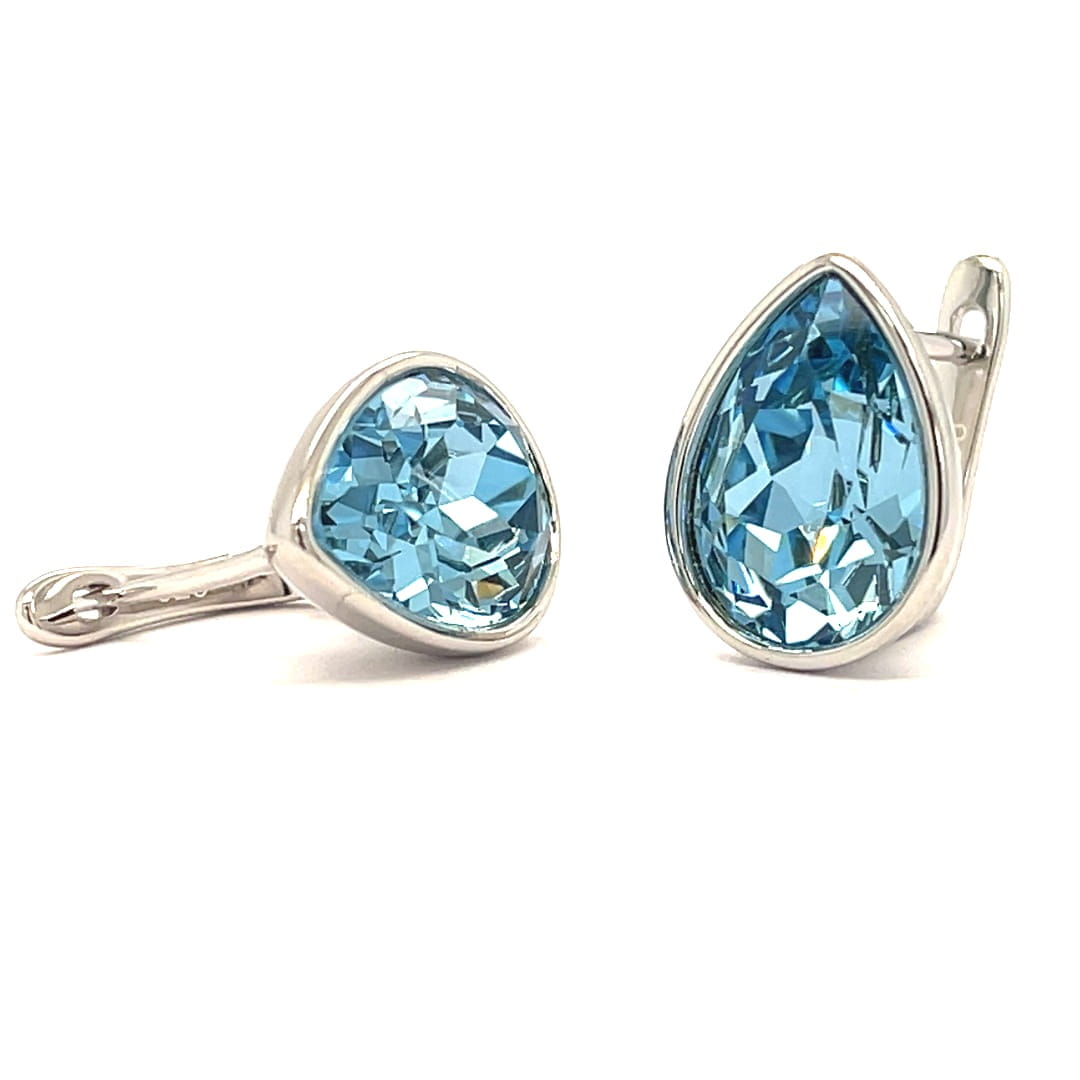 Eleganckie srebrne kolczyki wykonane z rodowanego srebra próby 925 z kryształami Swarovski® w kształcie łezki o wymiarach 12 × 15 mm. Jasnobłękitne kryształy pięknie odbijają światło, podkreślając nowoczesny i ponadczasowy charakter biżuterii.