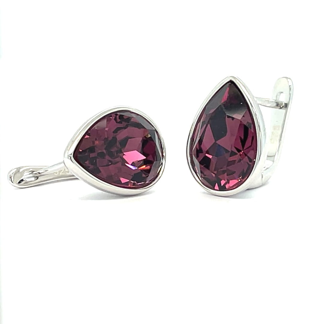 Srebrne kolczyki próby 925 z kryształami Swarovski w kolorze Amethyst. Elegancki kształt kropli, rodowane srebro i intensywny fioletowy blask tworzą ponadczasową biżuterię do eleganckich oraz codziennych stylizacji.