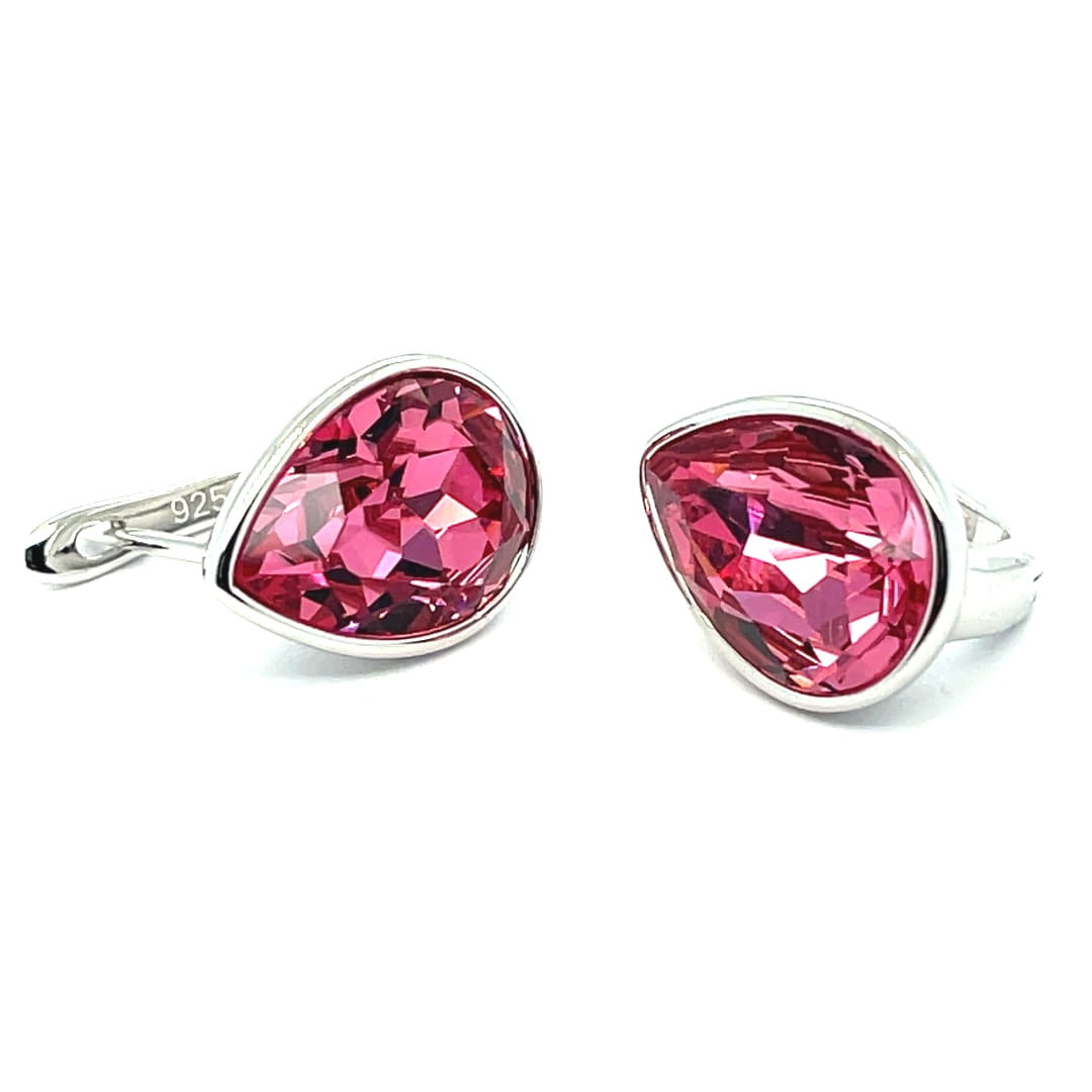 Srebrne kolczyki próby 925 z dużymi, różowymi kryształami Swarovski w kształcie miękkich trójkątów; fasetowana powierzchnia kryształów efektownie odbija światło.