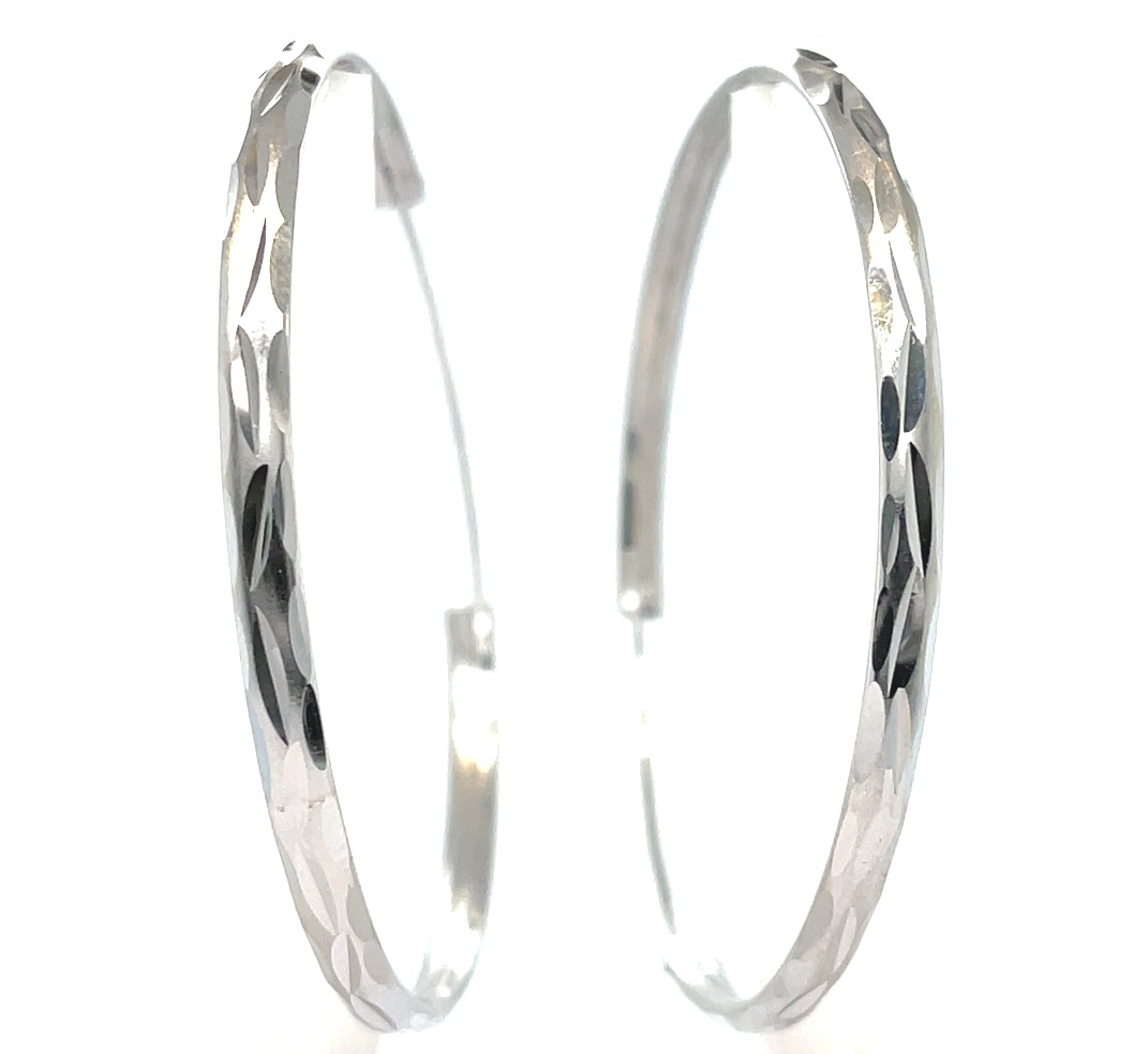 Srebrne rodowane kolczyki koła 925 z diamentowaną powierzchnią, średnicą 47 mm, szerokością 3 mm i smukłym profilem.
