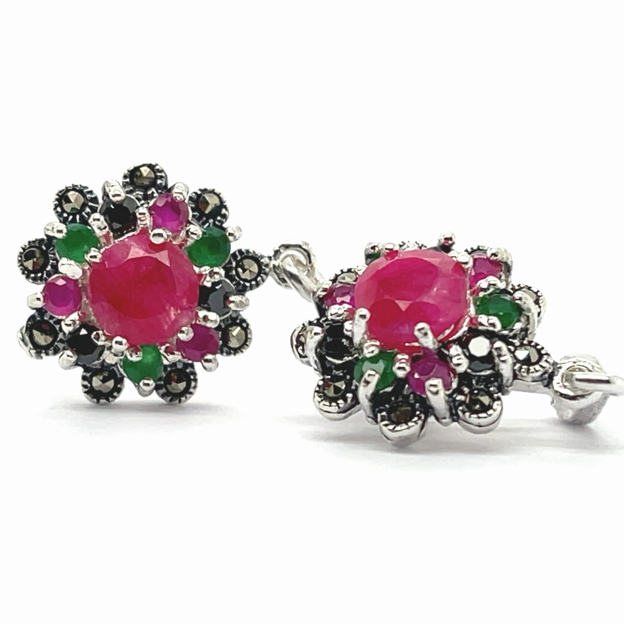 Srebrne kolczyki z rubinami,  szmaragdami, czarnym spinelem,  pirytem, wiszące dla niej na prezent upominek