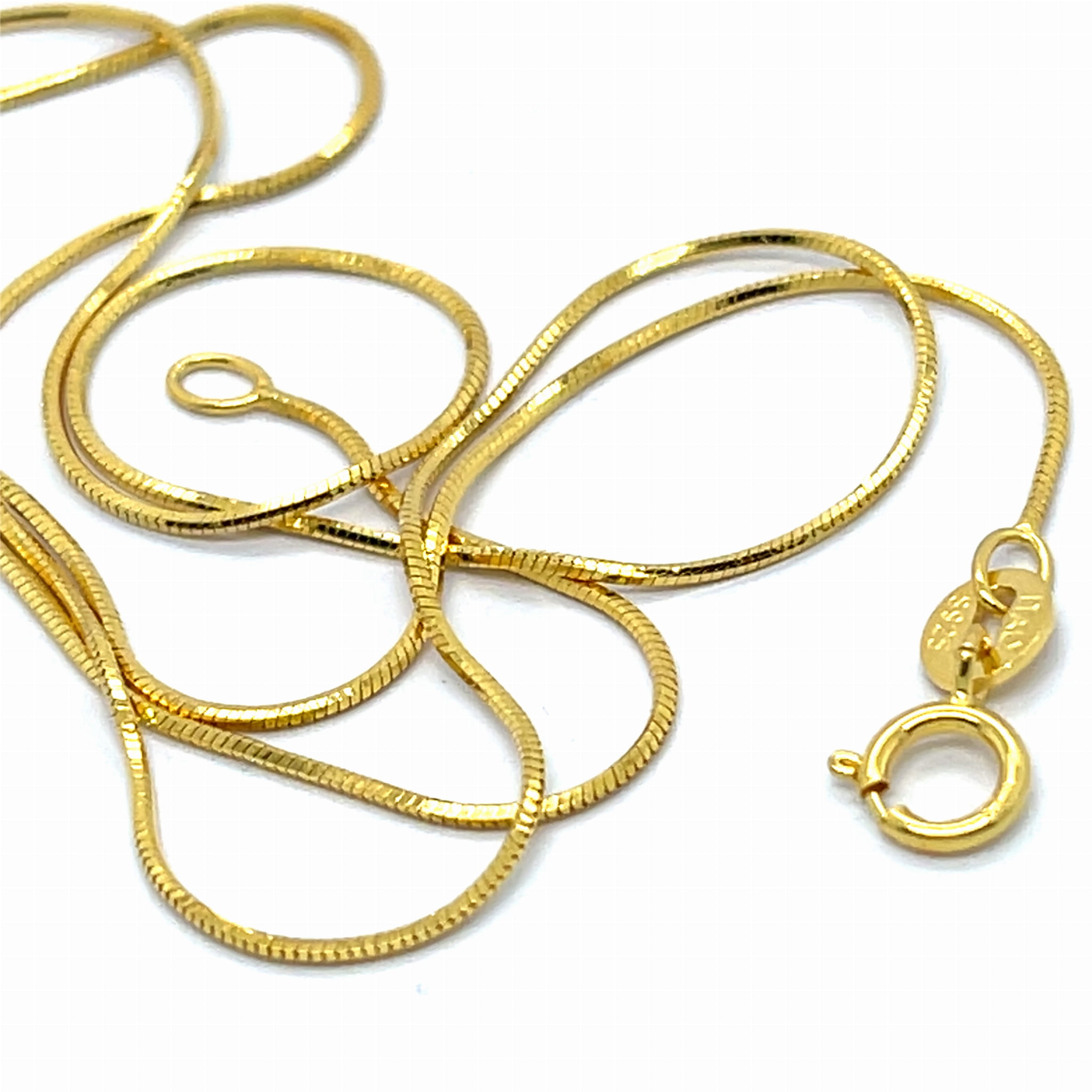 biżuteria do pracy i szkoły, uniwersalny złoty łańcuszek dla studentki, minimalistyczny naszyjnik na co dzień, złoty dodatek do biurowej koszuli