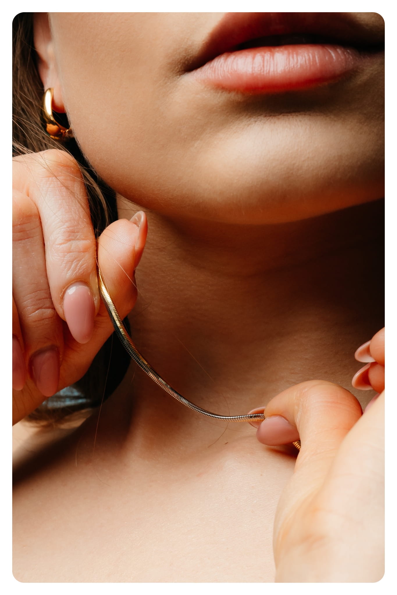 Żmijka - szeroki naszyjnik ze srebra rodowanego i złoconego 925 z zapięciem na karabińczyk, minimalistyczny naszyjnik na wakacje, luksusowa biżuteria do letnich sukienek, biżuteria premium