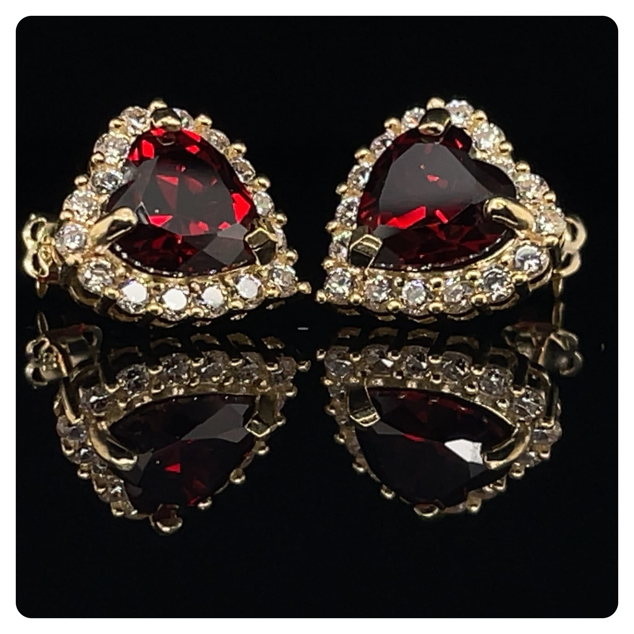 kolczyki w oprawie halo złote, biżuteria z efektem brylantu czerwona, serce z cyrkonii w otoczce, złote kolczyki z podwójnym blaskiem, klasyczne sztyfty halo złoto, biżuteria z fasetowanym sercem