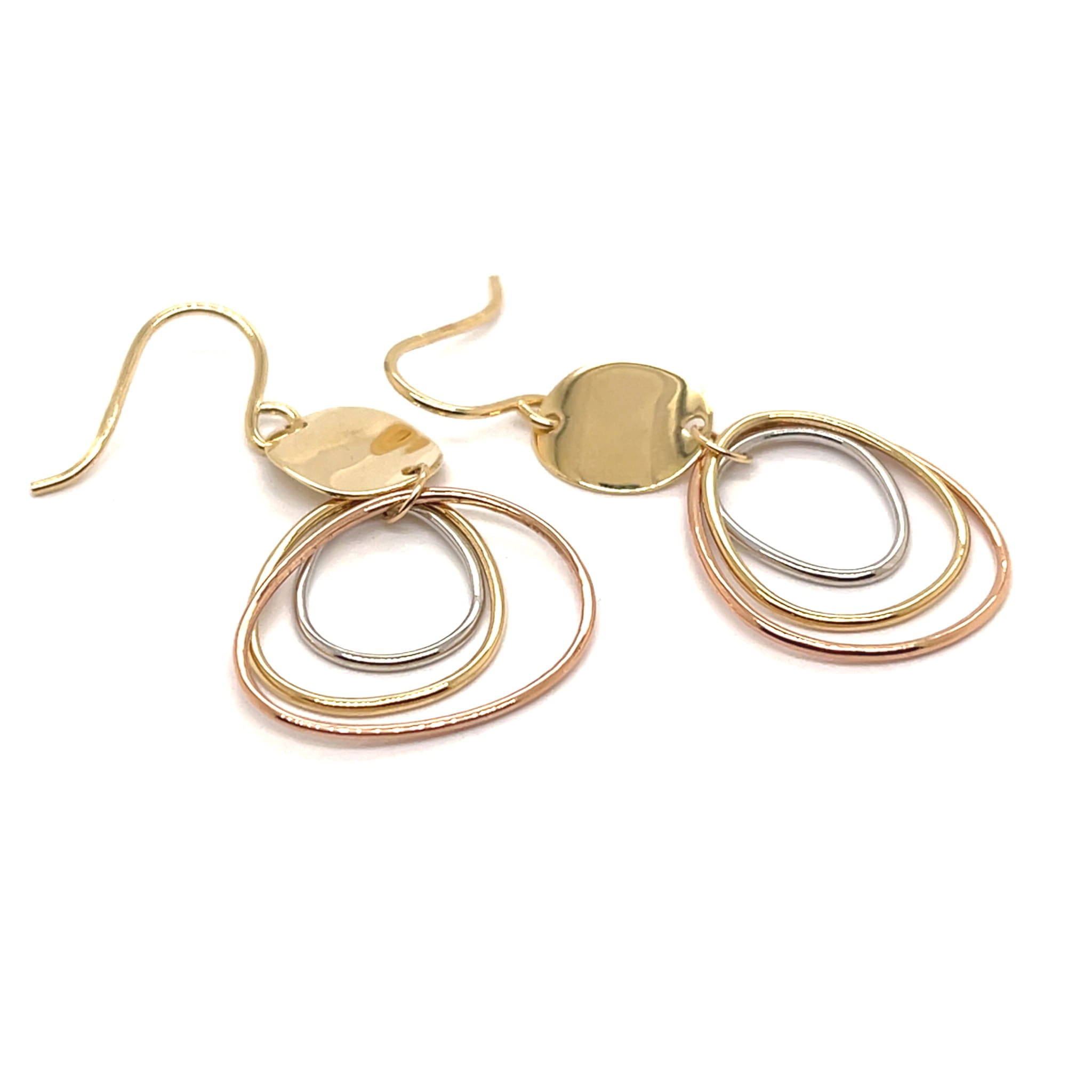 kolczyki na biglu otwartym złote, biżuteria ażurowe ogniwa kontury, ruchome kolczyki złote trikolor, kolczyki złote wiszące bez cyrkonii, biżuteria o strukturze łańcucha złota, lekkie kolczyki wiszące na biglu