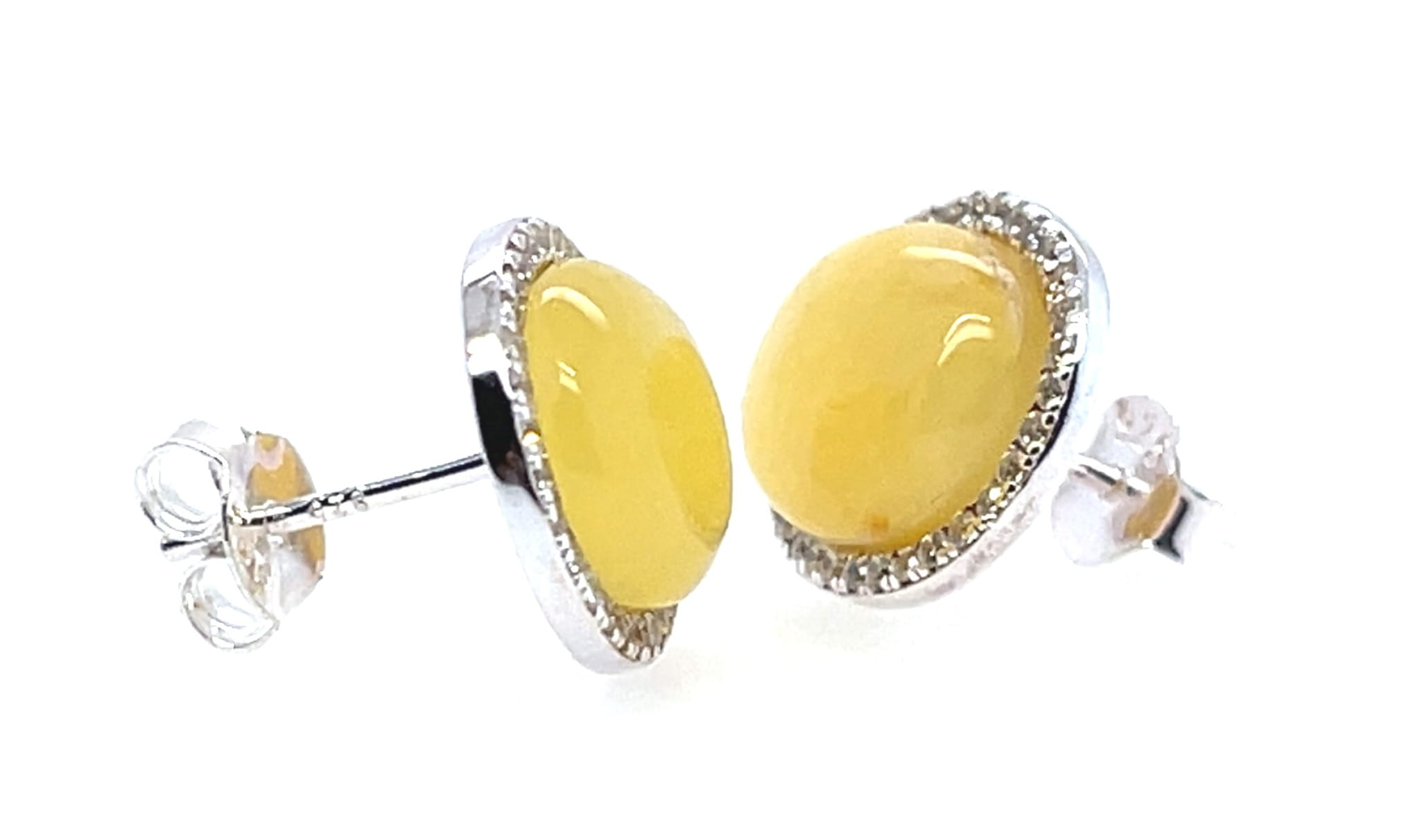 Kolczyki z bursztynem naturalnym zdobione cyrkoniami ze srebra próby 925.