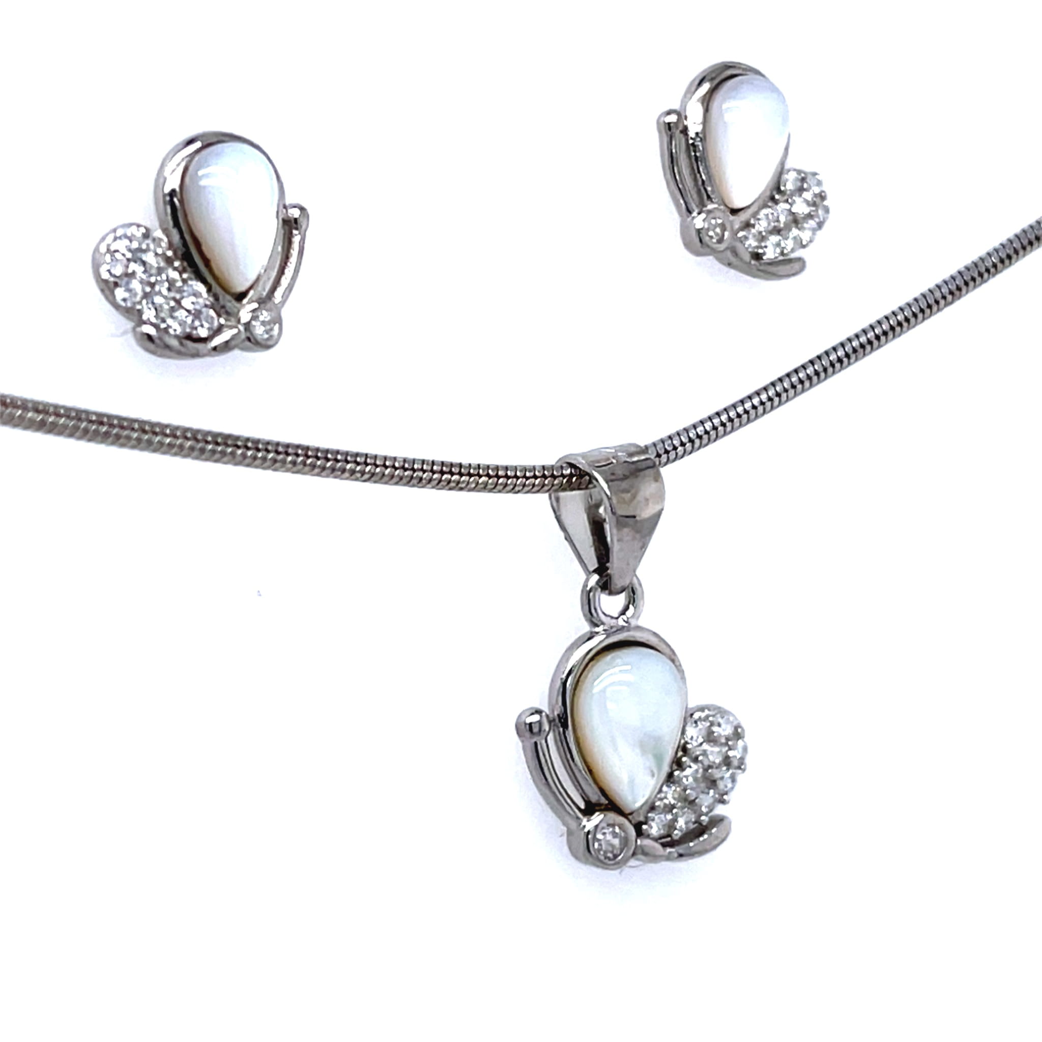 biżuteria z motywem motyla, srebrne kolczyki sztyfty motyle, zawieszka motyl srebro rodowane, komplet biżuterii z masą perłową, biżuteria natura srebro, minimalistyczny zestaw biżuterii