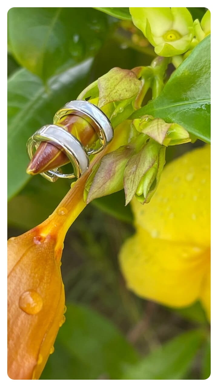 Subtelne kolczyki  z jasną masą perłową ze srebra rodowanego wysokiej jakości próba 925